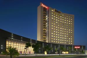 un bâtiment d'hôtel avec un panneau sur celui-ci la nuit dans l'établissement Aguascalientes Marriott Hotel, à Aguascalientes