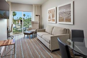 uma sala de estar com um sofá e uma mesa em HOTEL PASEO, Autograph Collection em Palm Desert