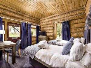 เตียงในห้องที่ Mountain Bear Lodge