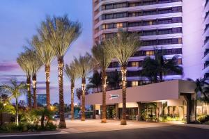 un edificio con palme di fronte ad esso di Irvine Marriott a Irvine