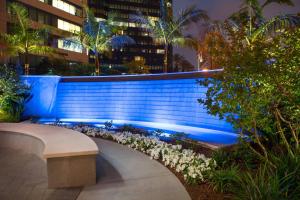 un banc devant un mur bleu orné de fleurs dans l'établissement Irvine Marriott, à Irvine