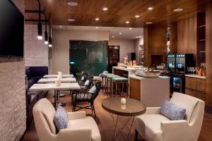 מסעדה או מקום אחר לאכול בו ב-Irvine Marriott