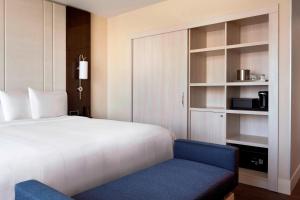 Postel nebo postele na pokoji v ubytování Irvine Marriott