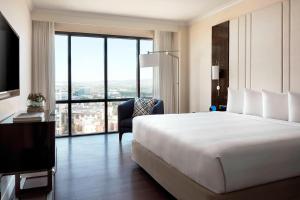 Postel nebo postele na pokoji v ubytování Irvine Marriott