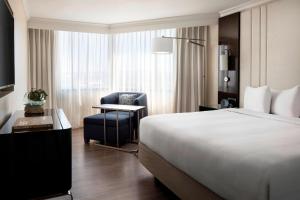 Postel nebo postele na pokoji v ubytování Irvine Marriott