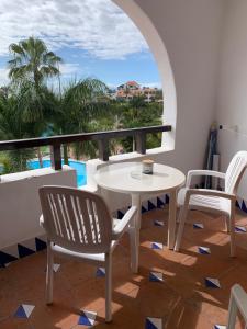 a table and chairs on a balcony with a view at Apartamento frente al mar! in Playa de las Americas