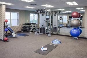 una habitación con un gimnasio con pelotas y equipo de ejercicios en Residence Inn by Marriott Las Vegas Henderson/Green Valley, en Las Vegas