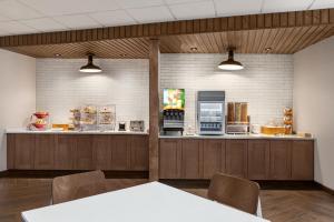 a restaurant with a counter and aasteryasteryasteryasteryasteryasteryasteryasteryastery at Fairfield by Marriott Inn & Suites Bonita Springs in Bonita Springs
