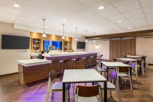 a restaurant with tables and chairs and a bar at Fairfield by Marriott Inn & Suites Bonita Springs in Bonita Springs