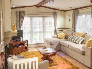 a living room with a couch and a tv at Pilgrims Rest 2 - Uk42663 in Ruan Major