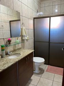 a bathroom with a toilet and a sink and a mirror at Apartamento aconchegante no centro de Toledo in Toledo