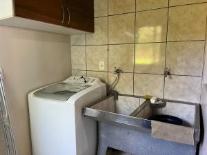 a washer and dryer in a small room at Apartamento aconchegante no centro de Toledo in Toledo