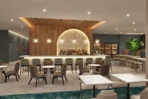 un restaurant avec des tables et un bar dans l'établissement Courtyard by Marriott Curacao, à Willemstad