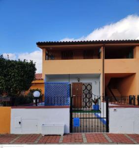 una casa con una puerta delante de ella en Casa Flamingo House, en San Teodoro