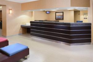 een lobby van een ziekenhuis met een wachtkamer bij Residence Inn by Marriott Dallas Plano/Legacy in Plano
