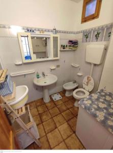 ein Bad mit einem WC und einem Waschbecken in der Unterkunft Casa Flamingo House in San Teodoro