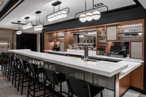 Lounge nebo bar v ubytování Four Points by Sheraton Flushing
