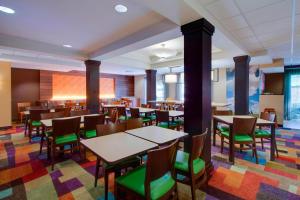 una sala da pranzo con tavoli e sedie verdi di Fairfield Inn & Suites by Marriott Clermont a Clermont