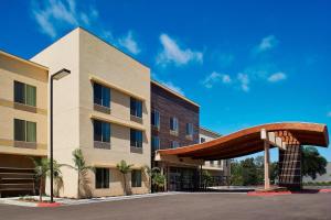 ein Gebäude mit einer Markise vor einem Gebäude in der Unterkunft Fairfield Inn & Suites by Marriott San Diego Carlsbad in Carlsbad