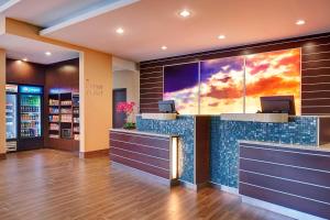 um átrio de uma loja com caixa registadora em Fairfield Inn & Suites by Marriott San Diego Carlsbad em Carlsbad