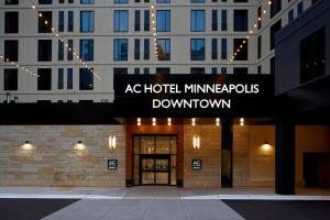 ミネアポリスにあるAC Hotel by Marriott Minneapolis DowntownのACホテルminneapolisheimを読む看板のある建物