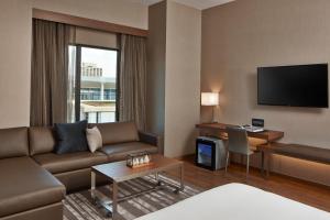 TV a/nebo společenská místnost v ubytování AC Hotel by Marriott Minneapolis Downtown
