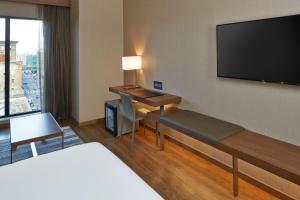 TV a/nebo společenská místnost v ubytování AC Hotel by Marriott Minneapolis Downtown