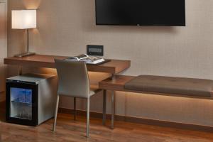 TV a/nebo společenská místnost v ubytování AC Hotel by Marriott Minneapolis Downtown