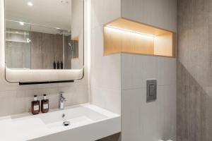 W łazience znajduje się umywalka i lustro. w obiekcie Residence Inn by Marriott Dortmund City w Dortmundzie