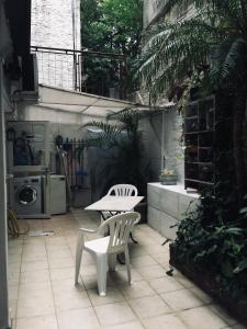 un patio con 2 sillas, una mesa y una mesa en departamento en Retiro 1dormitorio en Buenos Aires