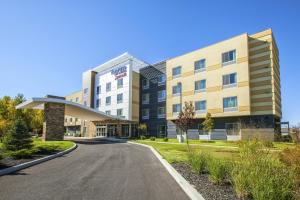 um edifício de hotel com uma estrada em frente em Fairfield Inn & Suites by Marriott Plattsburgh em Plattsburgh