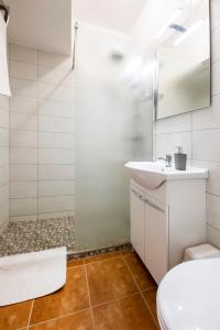 マコーにあるCsipke Apartmanのバスルーム(トイレ、洗面台、シャワー付)