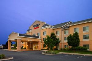 una representación de un hotel con aparcamiento en Fairfield Inn & Suites Lock Haven, en Lock Haven