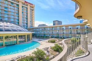 uma vista para um hotel com piscina e um edifício em Marriott Chicago O’Hare em Rosemont