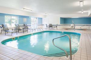 una piscina en una habitación de hotel con sillas y mesas en Fairfield Inn and Suites Valparaiso, en Valparaiso