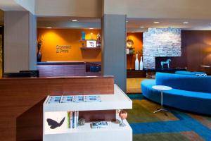 Fairfield Inn & Suites by Marriott Atlanta Buford/Mall of Georgia في بوفورد: غرفة معيشة مع أريكة زرقاء وطاولة