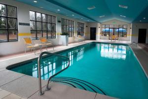 Fairfield Inn & Suites by Marriott Atlanta Buford/Mall of Georgia في بوفورد: مسبح في فندق بسقف ازرق