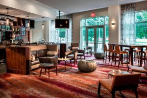 Renaissance Dallas Richardson Hotel في ريتشاردسون: لوبي فيه بار وطاولات وكراسي