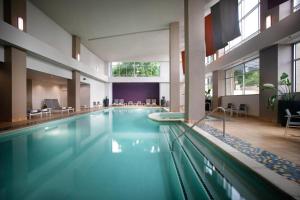 una gran piscina en un gran edificio en Renaissance Dallas Richardson Hotel, en Richardson