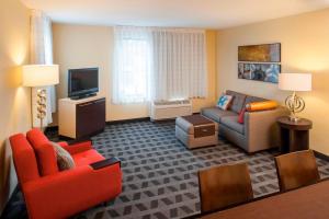 a living room with a couch and a tv at TownePlace Suites by Marriott Bethlehem Easton/Lehigh Valley in Hollo