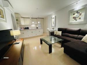 uma sala de estar com um sofá e uma mesa de centro em lux 2 kmr app Stella Blanca met zwembaden airco en zeezicht em Fuengirola