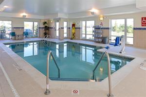una gran piscina de agua azul en un edificio en TownePlace by Marriott Suites Detroit Auburn Hills, en Auburn Hills