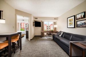 A seating area at Residence Inn Indianapolis Downtown on the Canal