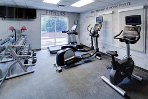 una palestra con tapis roulant e macchinari per il cardio-fitness in camera di Fairfield by Marriott Youngstown/Austintown a Youngstown