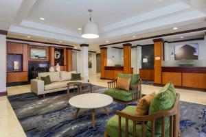 vestíbulo con sofá, sillas y mesa en Fairfield Inn & Suites by Marriott Mahwah, en Mahwah