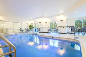 - une piscine dans un hôtel avec des chaises et des tables dans l'établissement Fairfield Inn & Suites by Marriott Mahwah, à Mahwah