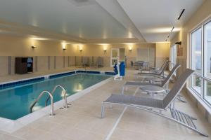 בריכת השחייה שנמצאת ב-TownePlace by Marriott Suites Clarksville או באזור
