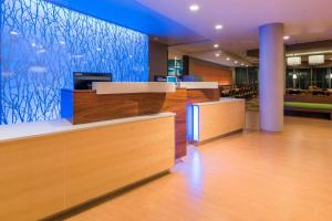 een lobby met houten werkbladen en een blauwe muur bij Fairfield Inn & Suites by Marriott Moses Lake in Moses Lake