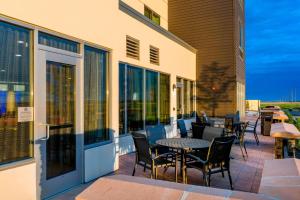 een patio met tafels en stoelen in een gebouw bij Fairfield Inn & Suites by Marriott Moses Lake in Moses Lake