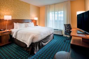 En TV eller et underholdningssystem på Fairfield Inn & Suites by Marriott Moses Lake
